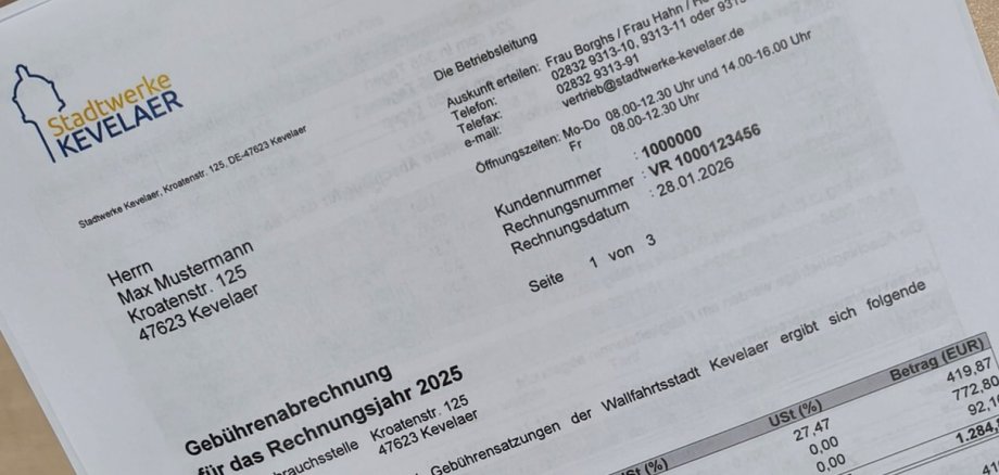 Eine gedruckte Jahresrechnung der Stadtwerke Kevelaer, die auf einem Tisch liegt.
