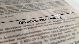 Eine Öffentliche Ausschreibung in der Zeitung