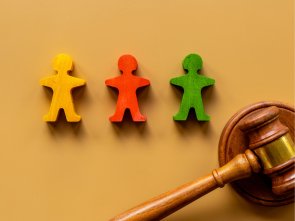 3 Holzfiguren und Richterhammer