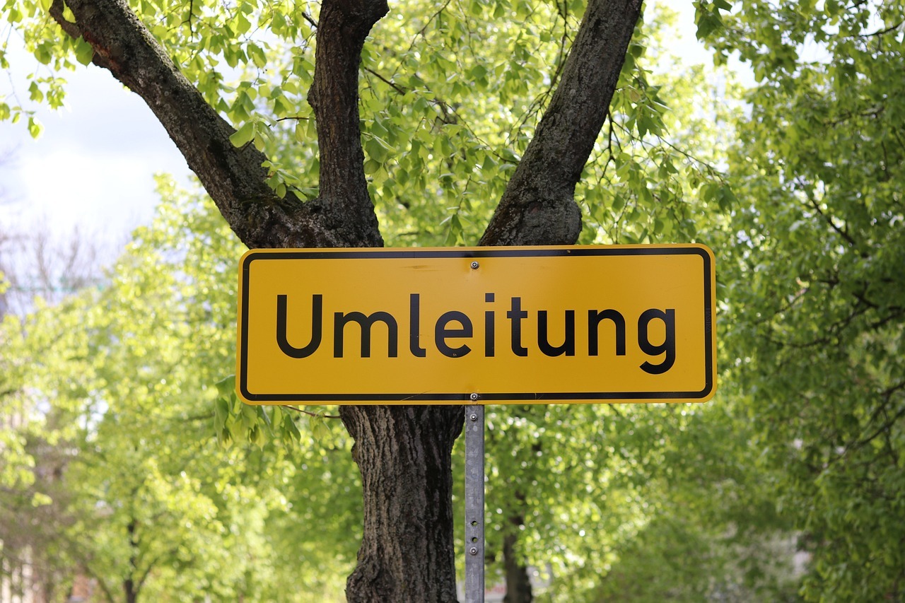 Gelbes Schild mit Aufschrift "Umleitung"