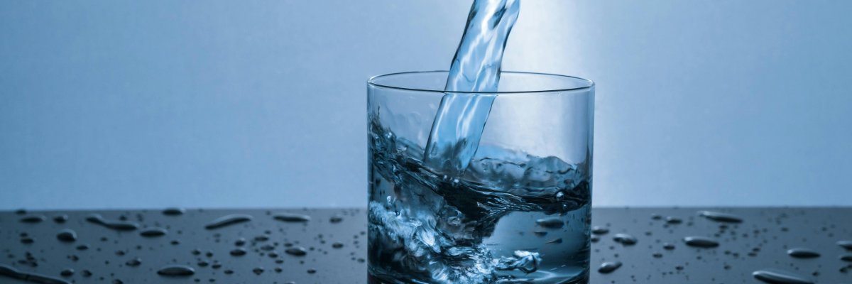 Wasserglas Ein Glas wird mit Trinkwasser befüllt