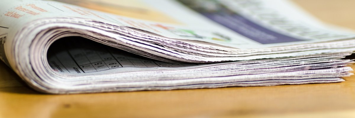 Eine liegende Zeitung von der Seite