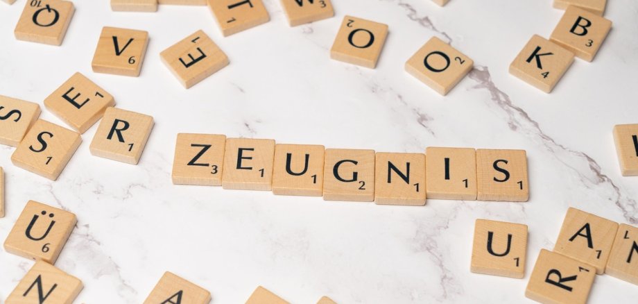 Scrabble Steine die das Wort Zeugnis zeigen