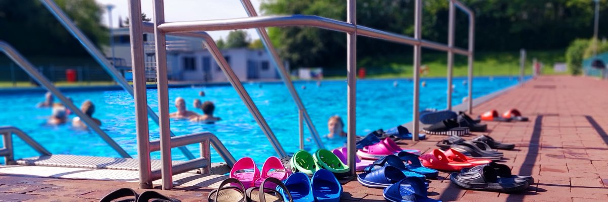 Schwimmbecken vom Freibad Kevelaer, im Fokus sind Badeschlappen