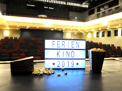 Leuchkasten mit Schrift und Popcorn auf Bühne