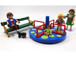 Eine Playmobil-Familie auf einem Spielplatz.