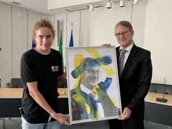 Malte Fiedler übergibt Kunstwerk an Bürgermeister