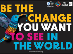 Plakat zum Weltwassertag 2023 mit bunter Schrift und buntem Kolibri vor schwarzem Hintergrund. 